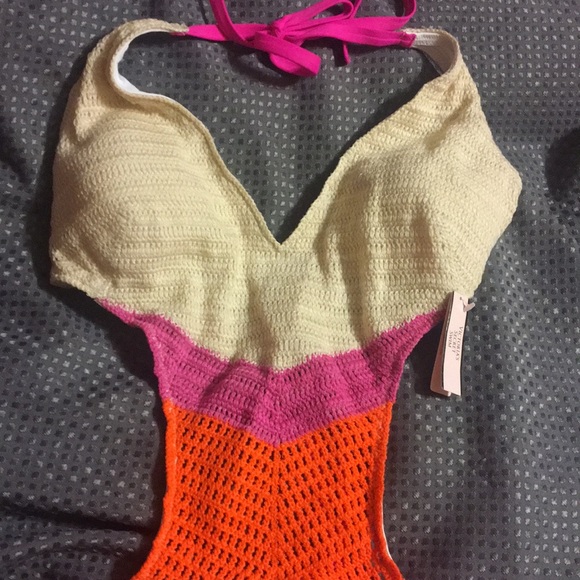 Victoria Secrets new bathing suite - Picture 4 of 8
